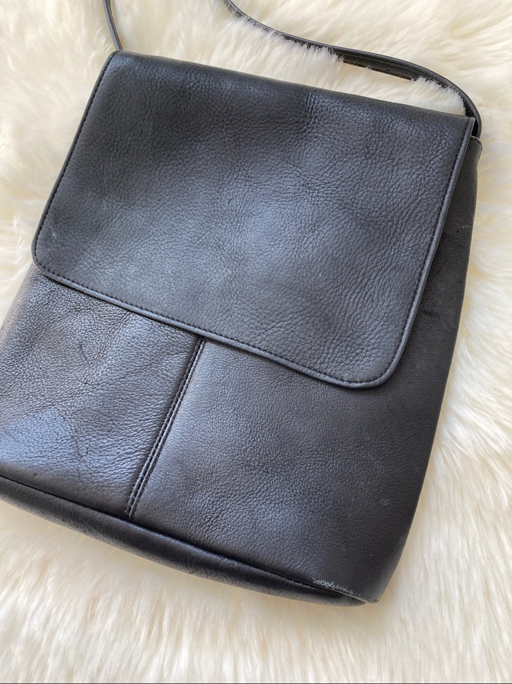 Le Donne Simple Flap Over Crossbody Bag T-784 Black vaquetta leather Minimalist